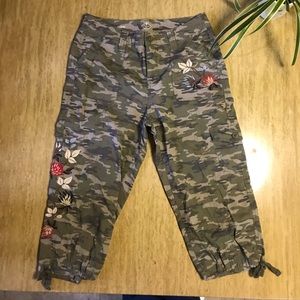 St. John’s Bay CAPRIS sz 4 camo